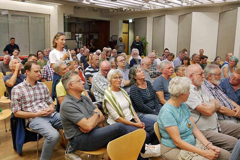 Edith Sachse von der Arbeitsgemeinschaft bäuerliche Landwirtschaft und der Zukunftsinitiative Land(wirt)schaft fordert staatliche Stellen, die sich mit der Anpassung der Landwirtschaft und Landschaft, mit Renaturierung und Agroforst beschäftigen. Sie sei 'in großer Sorge' um das Grundwasser.