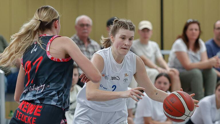 Johanna Michel (rechts) von den QOOL Sharks Würzburg führt den Ball im Heimspiel gegen Dillingen. Erst in der Abstiegsrunde war es den Würzburger Basketballerinnen nach einer schwierigen Saison gelungen, die Zweite Bundesliga zu halten.