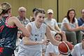 Johanna Michel (rechts) von den QOOL Sharks Würzburg führt den Ball im Heimspiel gegen Dillingen. Erst in der Abstiegsrunde war es den Würzburger Basketballerinnen nach einer schwierigen Saison gelungen, die Zweite Bundesliga zu halten.