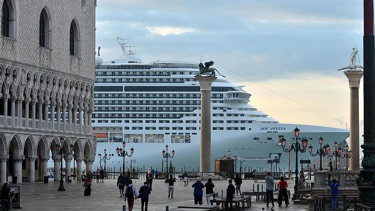 Der Luxus-Liner 'MSC Divina' fährt am Markusplatz in Venedig vorbei.&nbsp;