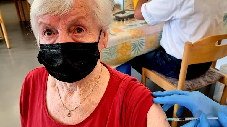 Als eine der ersten Bewohnerinnen erhielt Monika Limbach (80) am 1. September eine Auffrischimpfung im Kreisalten – und Pflegeheim Werneck. Als eine der ersten Bewohnerinnen erhielt Monika Limbach (80) am 1. September eine Auffrischimpfung im Kreisalten – und Pflegeheim Werneck.