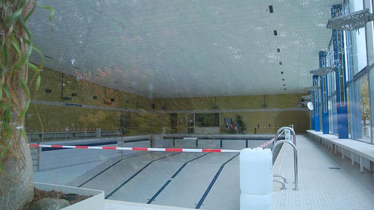 Traurig: Der Blick durchs Fenster in die ehemalige Schwimmhalle.