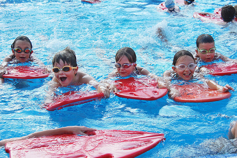 Bürgermeister Thorsten Wozniak hält das Geomaris für eine notwendige Einrichtung. 'Hier lernen unsere Kinder das Schwimmen, während die Badeunfälle bundesweit ansteigen.'