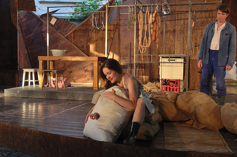 Emma im zärtlichen Dialog mit Schweinchen Luisa im Sommerstück des Theater Schloss Maßbach. Max kann nur noch staunen. Emma im zärtlichen Dialog mit Schweinchen Luisa im Sommerstück des Theater Schloss Maßbach. Max kann nur noch staunen.