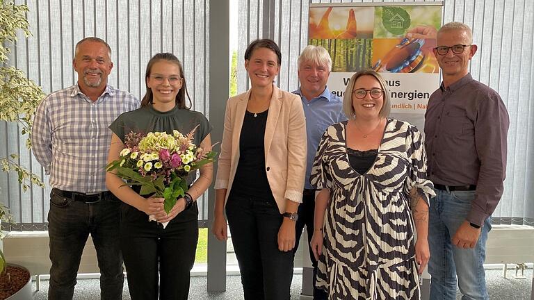 Die beiden Geschäftsführer der Bayerischen Rhöngas GmbH gratulierten Emelie Schäfer zu ihrer erfolgreich abgeschlossenen Ausbildung. Das Bild zeigt von links:&nbsp; Thomas Merker (technischer Geschäftsführer), Emelie Schäfer, Nadja Volkheimer (kaufmännische Ausbildungsleiterin), Joachim Baumbach (kaufmännische Leitung), Verena Steinschauer (stellvertretende Betriebsratsvorsitzende) und Joachim Schärtl (kaufmännischer Geschäftsführer).