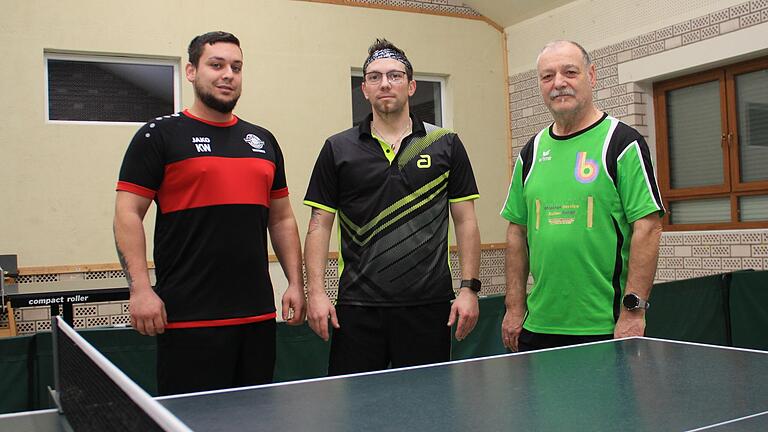 Sechs Wochen nachdem sie gemeinsamen einem Mitspieler das Leben gerettet haben, treffen beim Nachholspiel des Tischtennismatches in Gernach Kevin Weimer, Florian Weber und Alfred Glos wieder aufeinander.