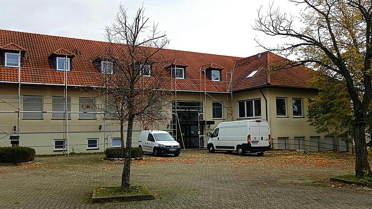 Um zu verhindern, dass der ehemalige Gasthof Schafhof (Archivbild) in Obertheres zur Flüchtlingsunterkunft wird, erwägt die Gemeinde eine Verfassungsbeschwerde.