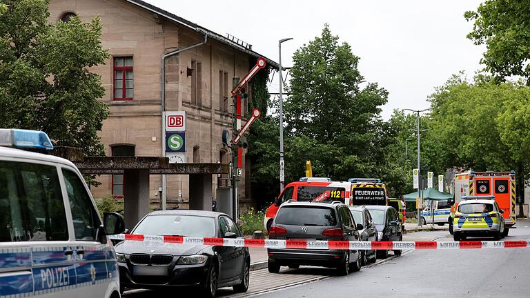 Großer Polizeieinsatz in Mittelfranken       -  Der Bahnhof war längere Zeit weiträumig abgesperrt.