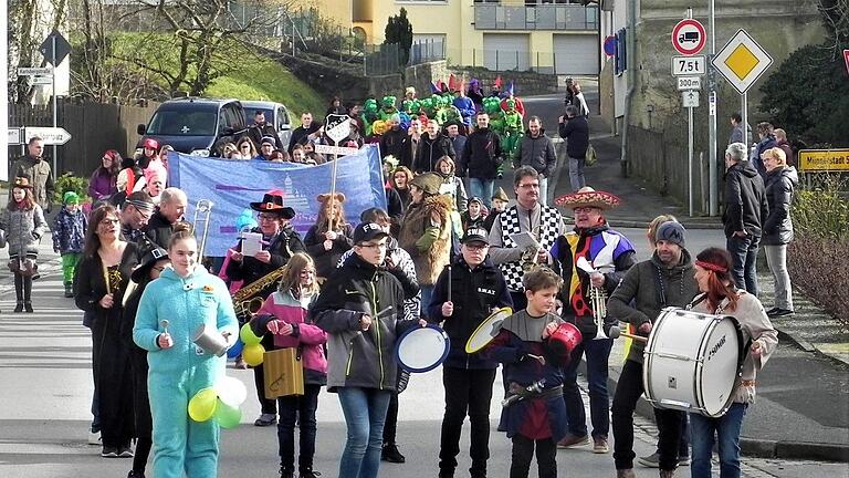 Ein kleiner Faschingsumzug zieht jedes Jahr durch Strahlungen. Ein kleiner Faschingsumzug zieht jedes Jahr durch Strahlungen.