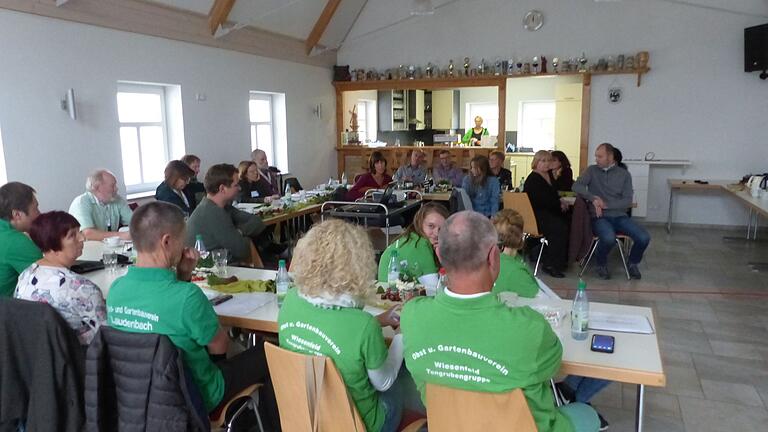 Im Dorfgemeinschaftshaus in Büchold stellten die teilnehmenden Orts- und Gartenbauvereine ihre Aktivitäten beim Wettbewerb 'Streuobst Vielfalt - Beiß rein' vor. Im Dorfgemeinschaftshaus in Büchold stellten die teilnehmenden Orts- und Gartenbauvereine ihre Aktivitäten beim Wettbewerb 'Streuobst Vielfalt - Beiß rein' vor.