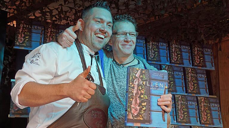 Freunde im Glück. Fabian Beck und Michael Issing bei der Vorstellung des druckfrischen Grill-Kochbuchs.