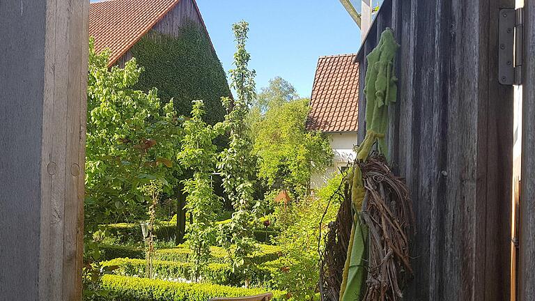 Hinter oft verschlossenen Hoftoren verbergen sich  Paradiese - viele Gartenbesitzer lassen jetzt einen Blick zu. Foto: Dieter Büttner       -  Hinter oft verschlossenen Hoftoren verbergen sich  Paradiese - viele Gartenbesitzer lassen jetzt einen Blick zu. Foto: Dieter Büttner