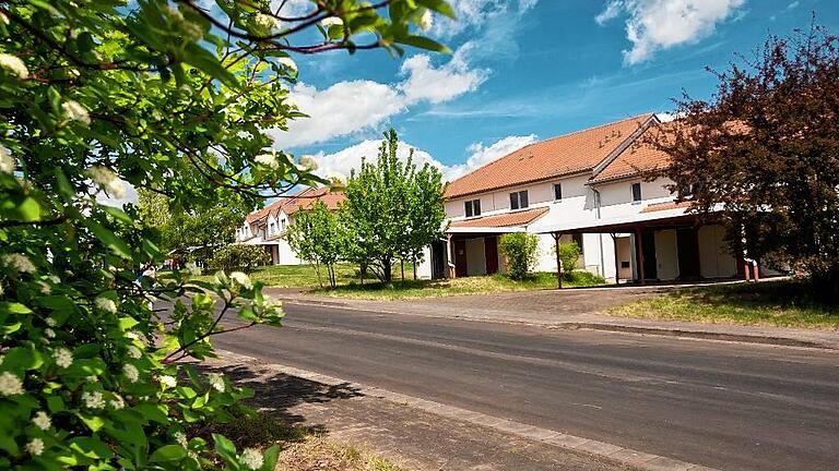 Tag der offenen Tür in den Marshall Heights       -  Noch namenlos ist diese Straße an den Texashäusern (hier ein Bild vom Tag der offenen Türe im Mai 2015) in der Kitzinger Ex-US-Wohnsiedlung Marshall Heights: Nach dem Willen des Stadtrats soll sie &ndash; und zwei weitere Straßen im neuen Stadtteil &ndash; den Namen einer herausragenden Persönlichkeit aus den USA tragen.