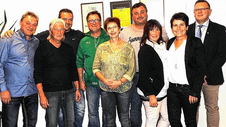 Für besondere Dienste wurden von Vorstand Heiko Zehe (rechts) folgende Mitglieder geehrt: Mit Bronze Simone Zehe, Sabine Schlotthauer, Michael Hofmann und Mario Adam. Mit Silber Thorsten Steinbach, Michael Handel, Manfred Eckert, Silvio Hochheim und Gerd Schlotthauer. Die Gold-Auszeichnung erhielten Karin Göpfert und Burkhard Metz. Für besondere Dienste wurden von Vorstand Heiko Zehe (rechts) folgende Mitglieder geehrt: Mit Bronze Simone Zehe, Sabine Schlotthauer, Michael Hofmann und Mario Adam. Mit Silber Thorsten Steinbach, Michael Handel, Manfred Eckert, Silvio Hochheim und Gerd Schlotthauer. Die Gold-Auszeichnung erhielten Karin Göpfert und Burkhard Metz.