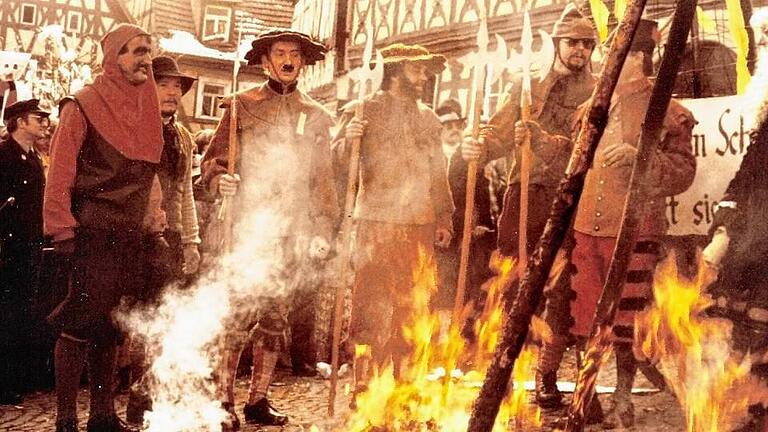Vor 35 Jahren inszenierte man am Fasenachtssonntag auf dem Zeiler Marktplatz eine Hexenverbrennung. Dabei war die Grenze zwischen der Märchenhexe und den Opfern des Hexenwahns nur wenig geläufig. Vor 35 Jahren inszenierte man am Fasenachtssonntag auf dem Zeiler Marktplatz eine Hexenverbrennung. Dabei war die Grenze zwischen der Märchenhexe und den Opfern des Hexenwahns nur wenig geläufig.