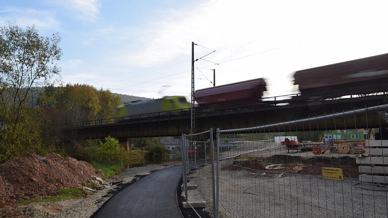 Asphaltierte Radweg-Umgehung an der Baustelle für die nördliche der beiden Bahnbrücken bei Schaippach.