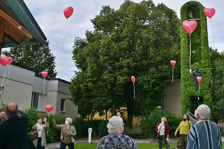 Bunte, herzförmige Luftballons stiegen am Wochenende im Innenhof des Haus St. Michael in den weiß-blauen Himmel.