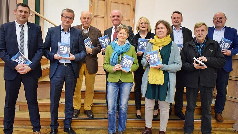 Anlässlich von '50 Jahre Rhön-Grabfeld' ist in Mellrichstadt zuletzt die Festschrift vorgestellt worden. Anlässlich von '50 Jahre Rhön-Grabfeld' ist in Mellrichstadt zuletzt die Festschrift vorgestellt worden.