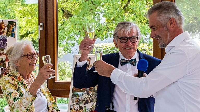 Bürgermeister Thomas Heinrichs beglückwünscht Gerdy und Dieter Backhaus zur Diamantenen Hochzeit.