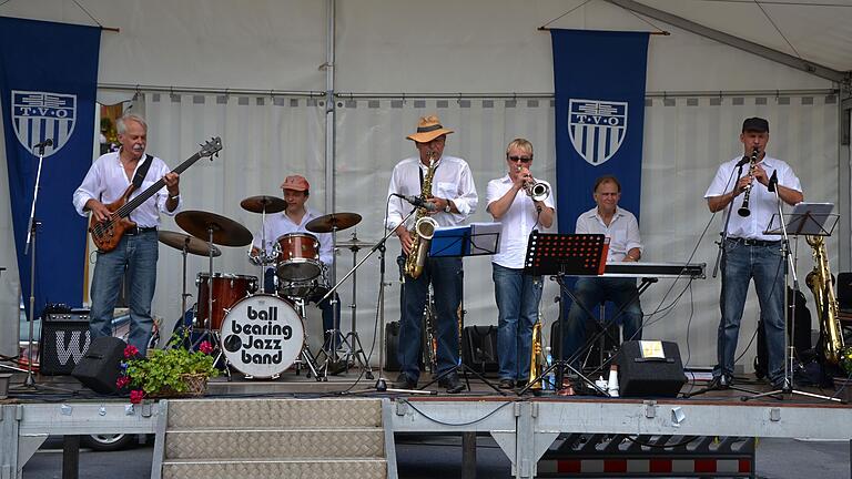 Seit mehr als 20 Jahren gehörte die Ballbearing Jazzband zur Oberndorfer Kirchweih. 2019 löste sich die Formation auf. Die Ballbearing Jazzband zog mit der Oberndorfer Kirchweih um. 2011 (Bild) machte die traditionelle Stadtteilkirchweih neben dem Feuerwehrhaus und dem 'Alten Adler' Station. Jetzt findet das Fest wieder auf dem Gelände des TV Oberndorf statt.