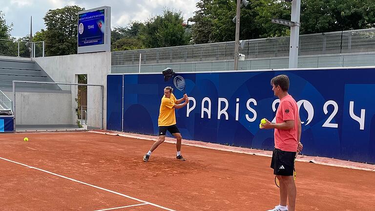 Paris 2024 - Tennis       -  Voller Fokus: Alexander Zverev (l.) will auch bei Olympia in Paris angreifen. Davis-Cup-Kapitän Michael Kohlmann beobachtet das Training.