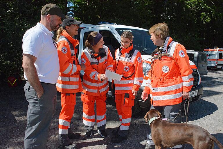 Helferinnen bei einer Übung der Rettungshundestaffel im Waldgebiet bei Hohenroth (von links): Rettungshundeführer Christoph Dumser, Fachdienstleiterin und Ausbilderin Ida Storch, ihre Stellvertreterin Alexandra Klinger, Einsatzhelferin Rebecca Reeh und Rettungshundeführerin Gabi Prihoda (BRK Rettungshundestaffel Haßberge) mit der Mantrailerhündin Basra.