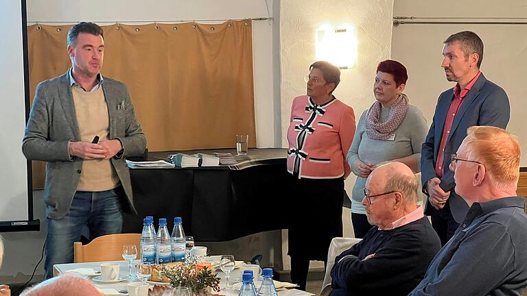 Netzwerktreffen der Seniorenvertretungen des Landkreises Würzburg in Eibelstadt mit Bürgermeister Markus Schenk, Seniorenbeirätin Ute Etzkorn sowie Stephanie Kampschulte und Tobias Konrad von WirKommunal (stehend von links).