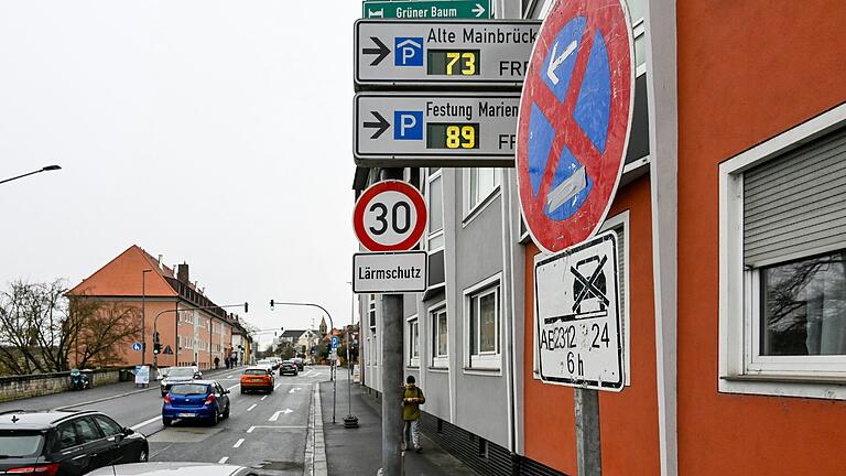 Die vier Parkplätze in der Würzburger Dreikronenstraße 1 wurden kurz vor Weihnachten gesperrt. Die vier Parkplätze in der Würzburger Dreikronenstraße 1 wurden kurz vor Weihnachten gesperrt.