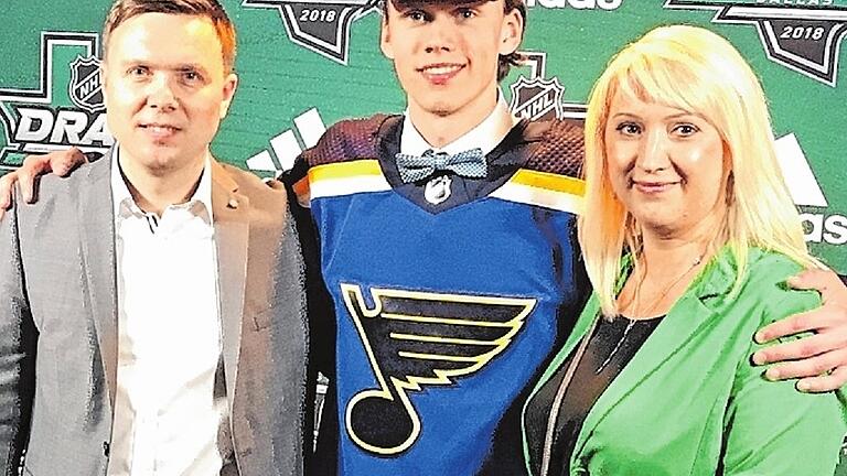 Stolze Eltern mit dem Sohn beim Draft: Lena und Viktor Bokk unterstützen das Talent nach Kräften. Junior Dominik hat schon mal das Trikot der St. Louis Blues übergestreift.