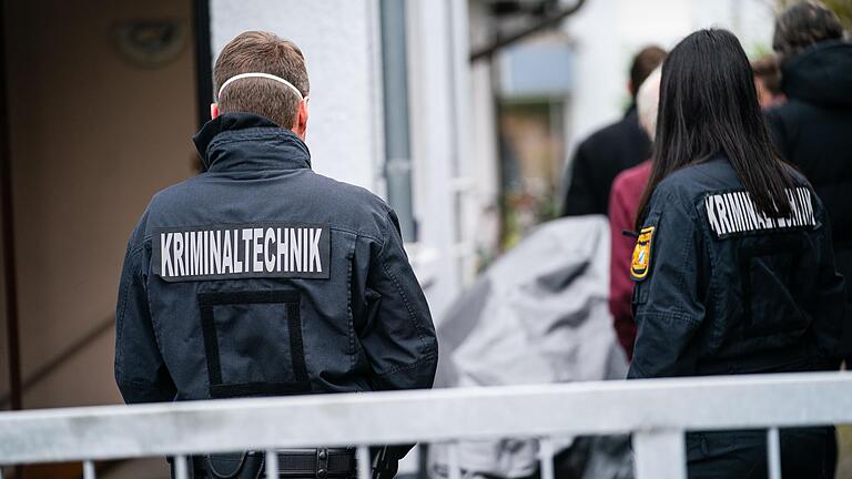 Polizeibeamte der Kriminaltechnik am Montag in Karlstein (Lkr. Aschaffenburg) vor dem Haus, in dem zwei tote Kinder entdeckt worden waren.&nbsp;