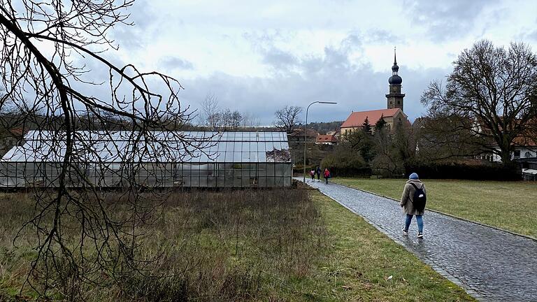 Wohnen im Grünen, mit freiem Blick auf Kirche und Stadtmauer: Das Areal am Bahnhofsweg ist eine Top-Lage in Mellrichstadt, das nach dem Abriss der Gewächshäuser entsprechend gestaltet werden soll.