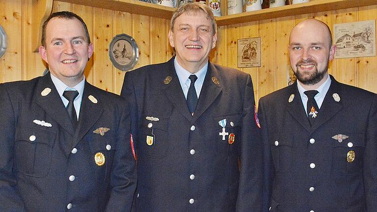 Philipp Jörg (von links) verabschiedete den bisherigen Vorsitzenden des Feuerwehrvereins und somit seinen Vorgänger, Michael Helmerich. Der neue Kommandant der Unteressfelder Feuerwehr heißt Jonas Bader.