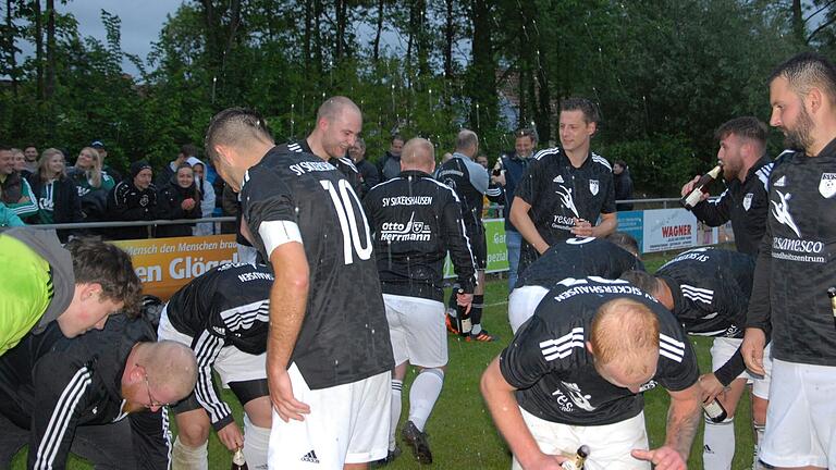 Die Jungs des SV Sickershausen feierten den Sieg gegen den TSV Mainbernheim im 'Endspiel' um den Relegationsplatz und fordern jetzt den SB Versbach heraus.