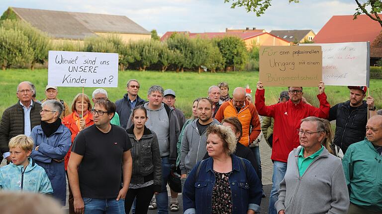Mehrere Demonstranten hatten Plakate zur Veranstaltung mitgebracht. Mehrere Demonstranten hatten Plakate zur Veranstaltung mitgebracht.