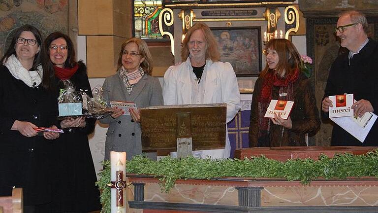 Viel Beifall und kleine Geschenke gab es nach dem Nachmittag mit Orgelmusik und vielen Geschichten zum Schmunzeln von Pfarrerin Beate Hoffmann-Landgraf (links). Sie dankte vor allem Yvonne Freifrau von Bibra, die diese Benefizveranstaltung für den Irmelshäuser Kirchturm initiierte, sowie den Mitwirkenden des Bayerischen Rundfunks Barbara Frowein, Manfred Lenz, Margarita Wolf und Martin Fogt (weiter von links).