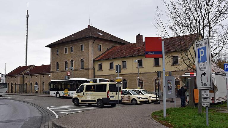 Seit dem Jahreswechsel gibt es am Haßfurter Bahnhof keinen Fahrkartenschalter mehr. Das ist vor allem für ältere Menschen ein Problem, die mit dem Automaten nicht zurechtkommen.