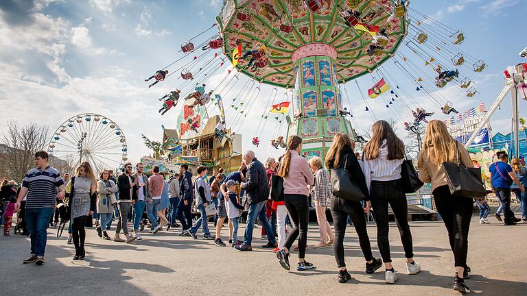 Dieses Archivbild von 2019 zeigt das bunte Treiben auf dem Würzburger Frühjahrsvolksfest. Heute ist nach der Corona-Pause die Eröffnung. Wir berichten live von der Talavera in Würzburg.