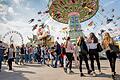 Dieses Archivbild von 2019 zeigt das bunte Treiben auf dem Würzburger Frühjahrsvolksfest. Heute ist nach der Corona-Pause die Eröffnung. Wir berichten live von der Talavera in Würzburg.