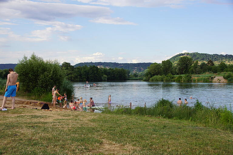 Der Baggersee in Sand erfreut sich reger Beliebtheit bei Badegästen.