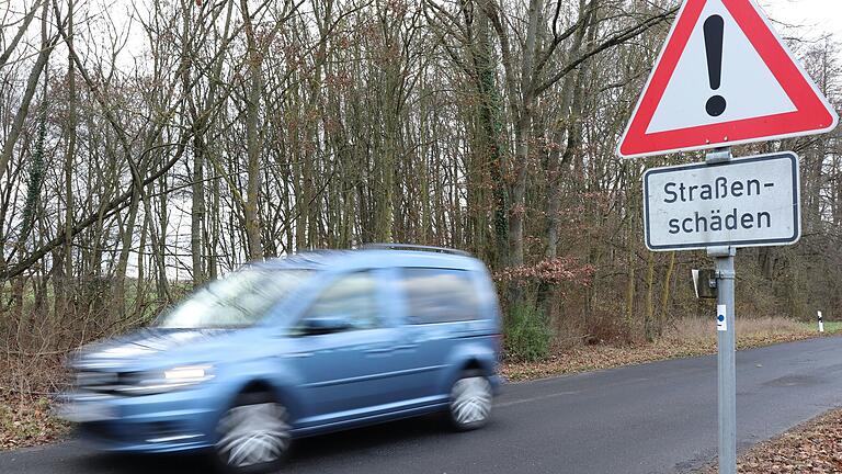 Die Kreisstraße zwischen Untersambach und Wiesentheid weist größere Schäden auf und soll im nächsten Jahr saniert werden.