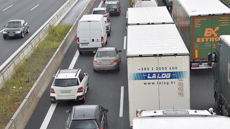 Unser Unfall-Fotograf Berthold Diem beobachtet häufig, dass Autofahrer (hier bei Würzburg-West) Rettungsgassen blockieren.