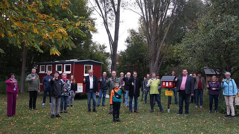 In gemeinsamer Bauzeit bastelten, hämmerten und schweißten die Helfer das neue mobile Bienenhaus. Acht Bienenvölker sind nun im Wagen untergebracht.