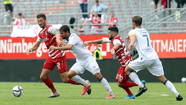 Kickers-Kapitän Christian Strohdiek (links) der Jenaer Fabian Eisele (Zweiter von links), Würzburgs Fanol Perdedaj und der Jenaer Maximilian Oesterhelweg streiten um den Ball.