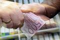 Korruption.jpeg       -  Unter der Hand: Ein 500-Euro-Schein wechselt den Besitzer (Symbolbild).