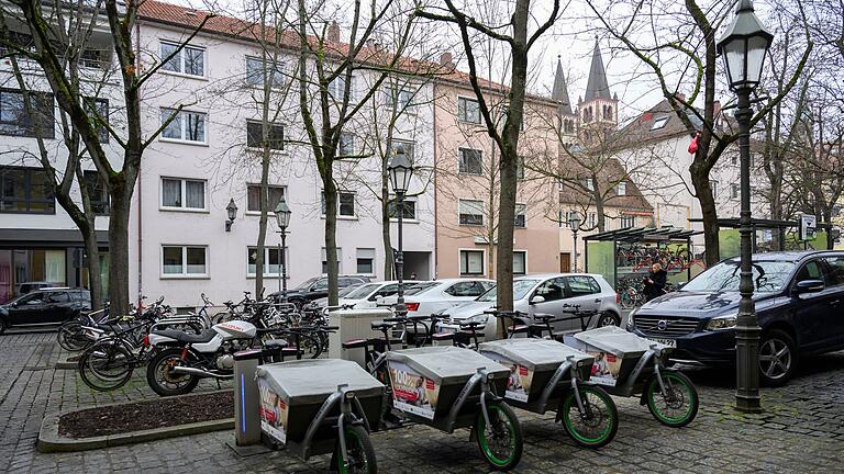 Blick auf die noch verbliebenen Parkplätze in der Sterngasse . Die sechs öffentlichen Parkplätze dort könnten in Zukunft ebenfalls wegfallen oder in Anwohnerparkplätze umgewandelt werden.&nbsp;