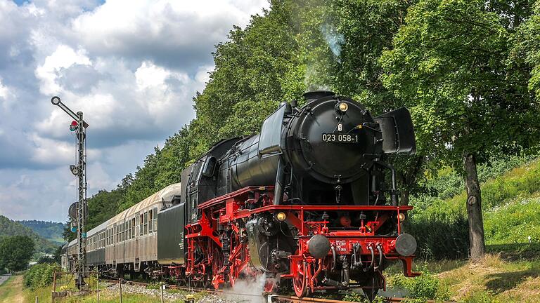 Der Bundesbahn-Eilzug ist wieder unterwegs. Der Bundesbahn-Eilzug ist wieder unterwegs. 