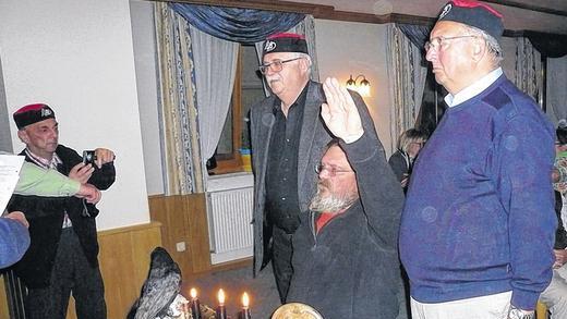 Auf einem Kantholz knieend leistet Jürgen Arenz (Mitte) den Eid auf die Fürstlich Schwarzenberger Tischgemeinde. Auf einem Kantholz knieend leistet Jürgen Arenz (Mitte) den Eid auf die Fürstlich Schwarzenberger Tischgemeinde.