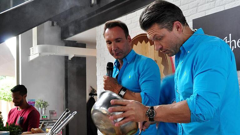 Burger mit Feige und Ziegenkäse: Der Schauspieler Hardy Krüger junior (rechts) zeigte im Prime Restaurant im Wertheim Village, assistiert von Küchenchef Robbie Schmidt (Mitte), seine Kochkünste.