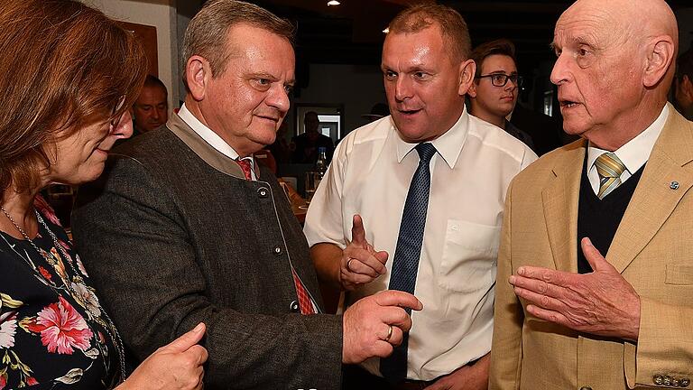Reichlich Grund, das Wahlergebnis zu analysieren, hat die CSU im Landkreis Würzburg. Bei der Wahlparty in Kürnach von links: Bezirkstagskandidatin Rosa Behon, Landtagsabgeordneter Manfred Ländner, Kreisvorsitzender Thomas Eberth und Ex-Landtagsabgeordneter Manfred Ach. Reichlich Grund, das Wahlergebnis zu analysieren, hat die CSU im Landkreis Würzburg. Bei der Wahlparty in Kürnach von links: Bezirkstagskandidatin Rosa Behon, Landtagsabgeordneter Manfred Ländner, Kreisvorsitzender Thomas Eberth und Ex-Landtagsabgeordneter Manfred Ach.