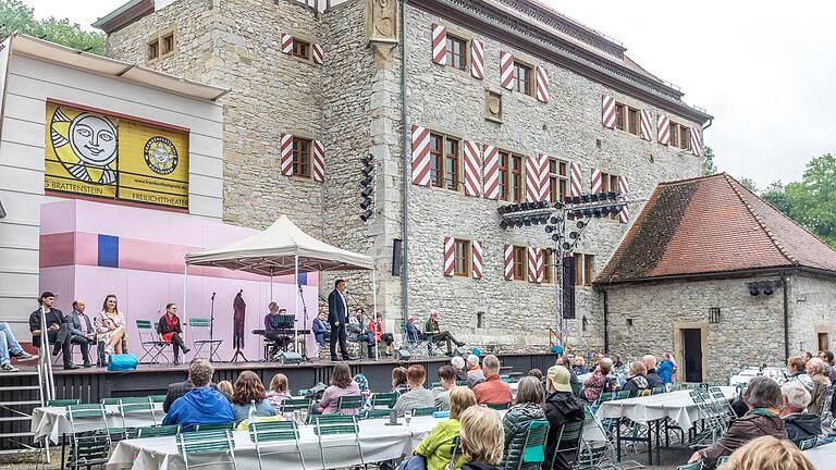Viel Abstand zwischen den Besuchern und immer wieder Regen: Über 100 Menschen interessierten sich bei der Matinee im Burghof für die kommenden Inszenierungen der Frankenfestspiele Röttingen.